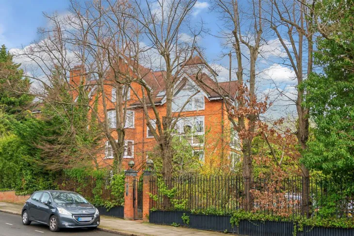 Flat Bracknell Gardens in Greater London