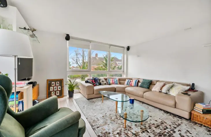 Flat Bracknell Gardens in Greater London