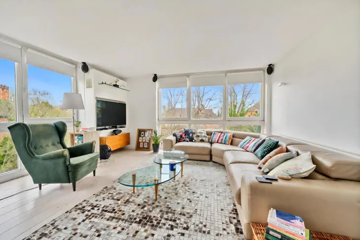 Flat Bracknell Gardens in Greater London