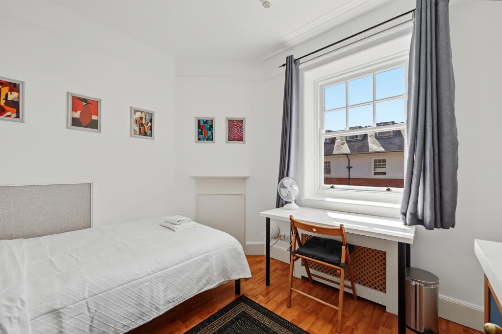 Flat Fulham Palace Road in Greater London