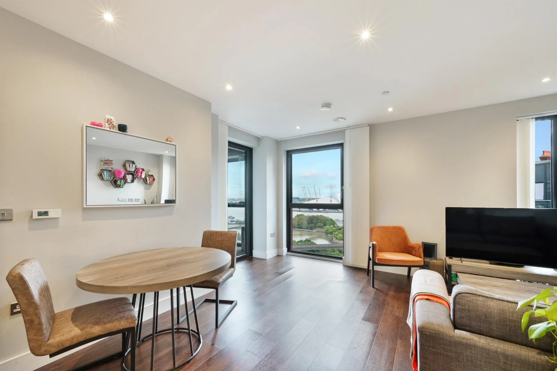 Flat Silvocea Way in Greater London