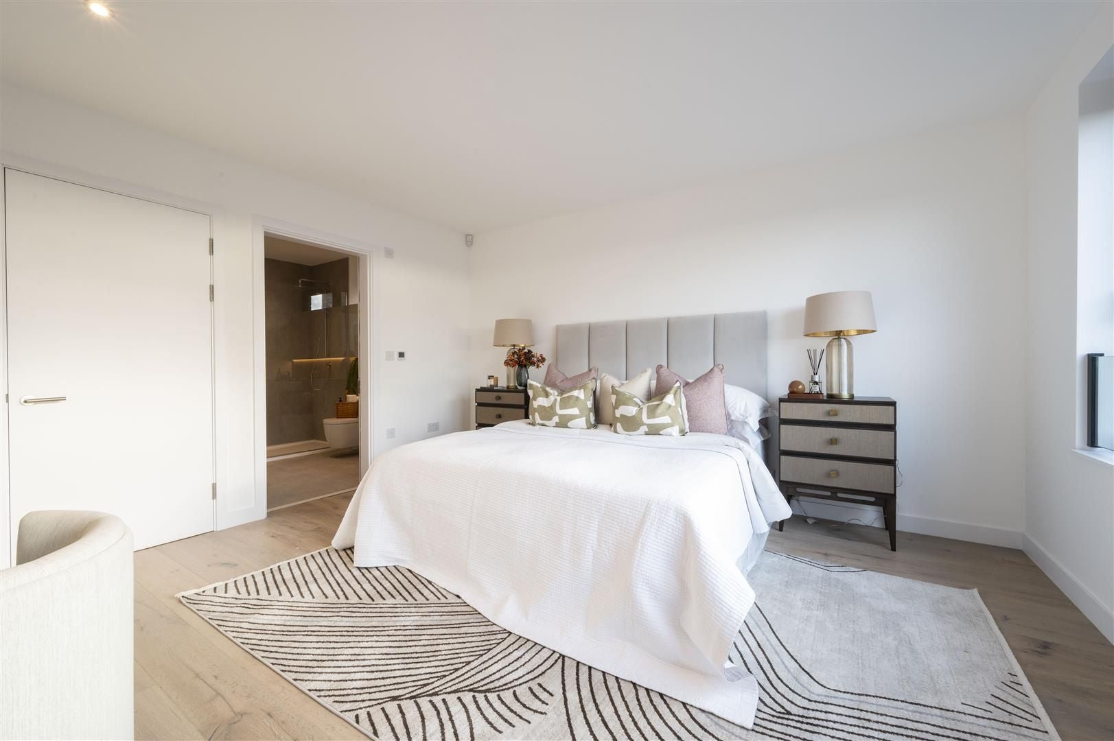 Flat Cottenham Park Road in Greater London