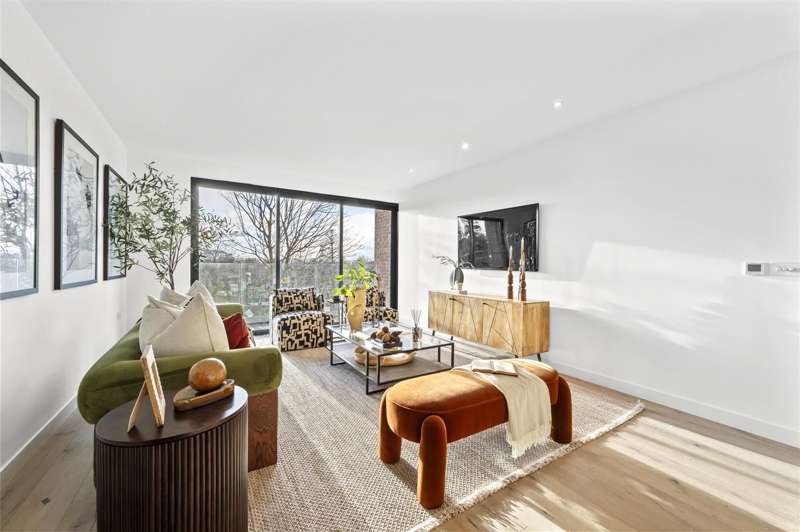 Flat Cottenham Park Road in Greater London
