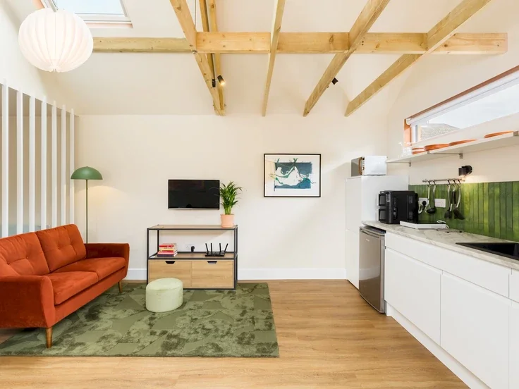 Room Overtons Close in Warwick