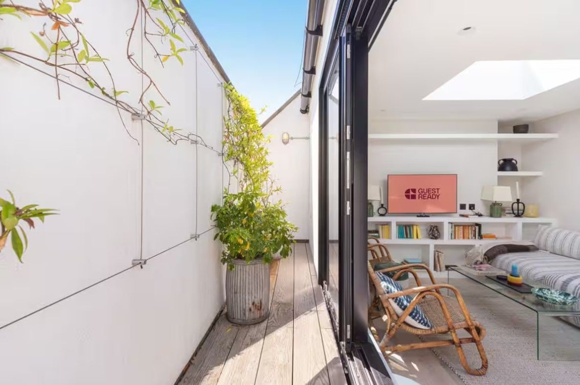 Flat Pembroke Road in Greater London