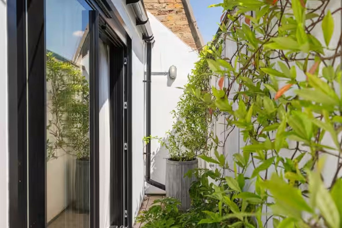 Flat Pembroke Road in Greater London