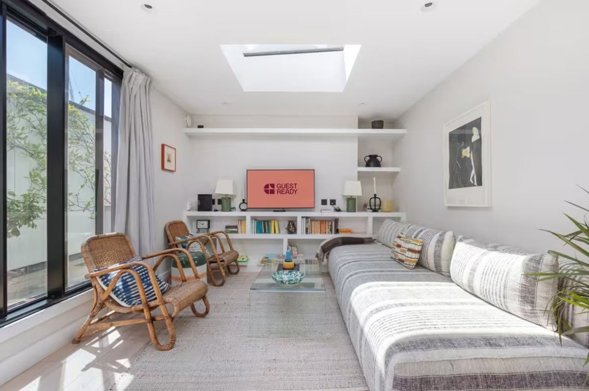 Flat Pembroke Road in Greater London