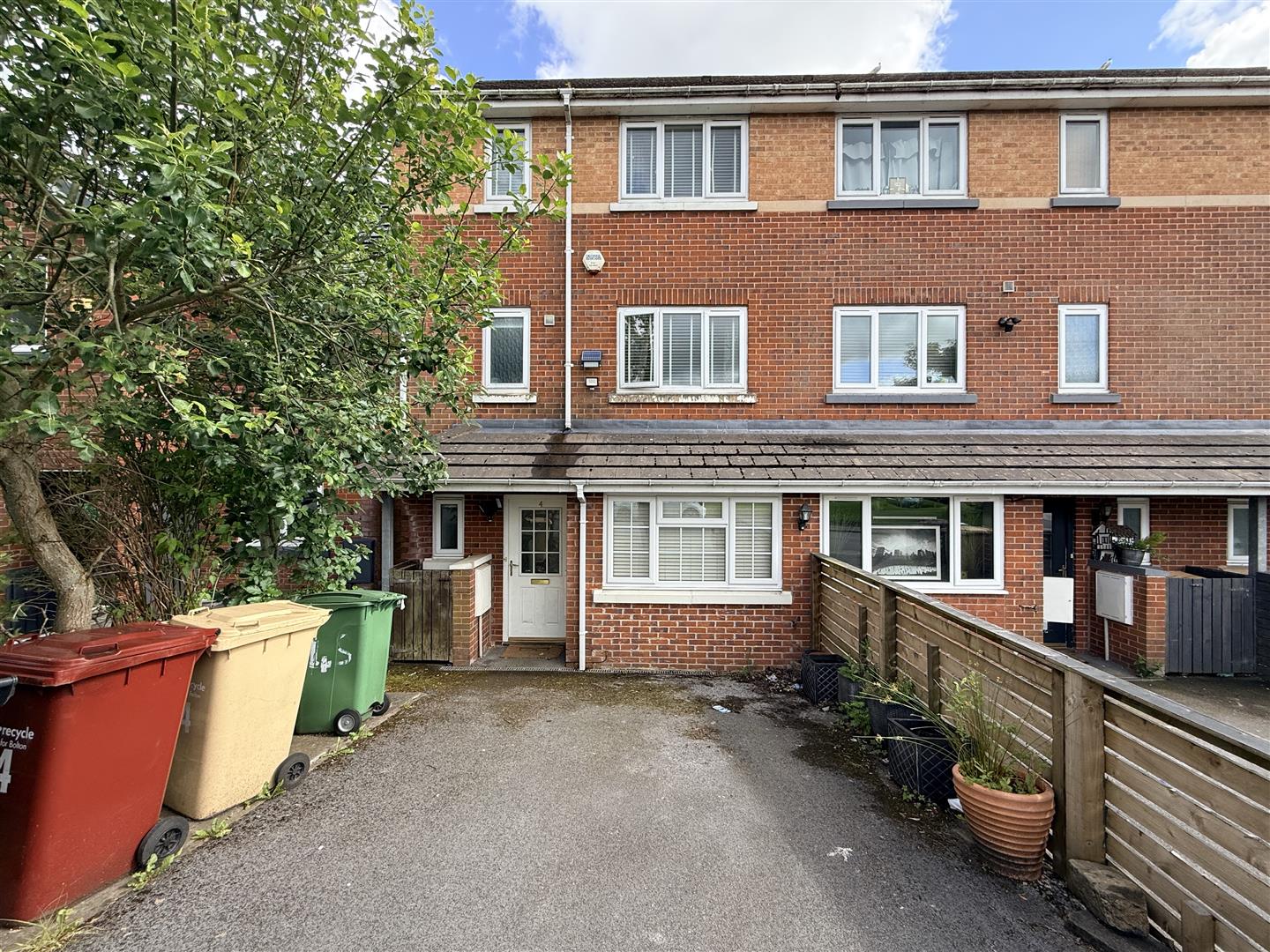 Room Cressingham Road in Bolton