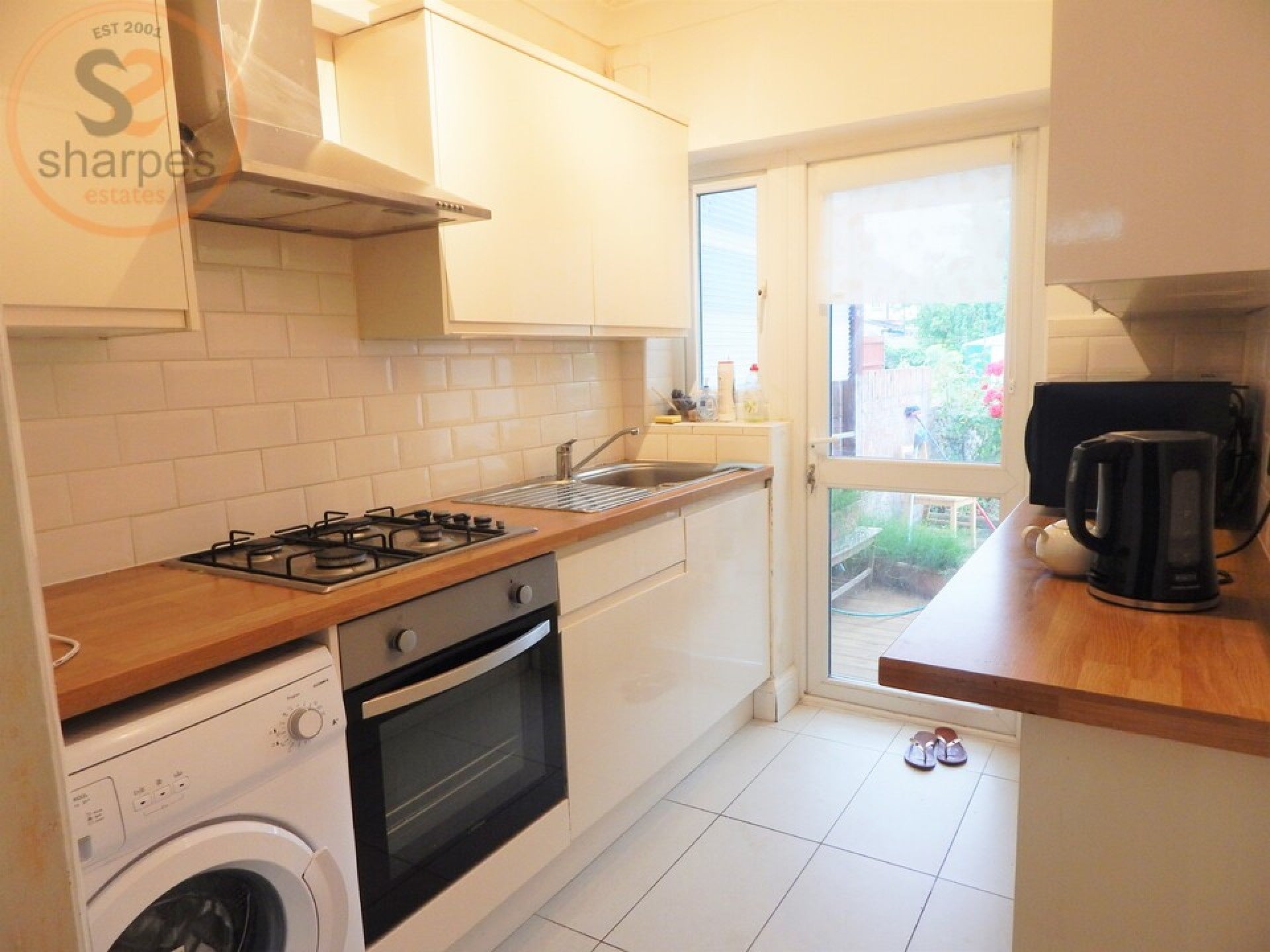 Room Colwood Gardens in Greater London