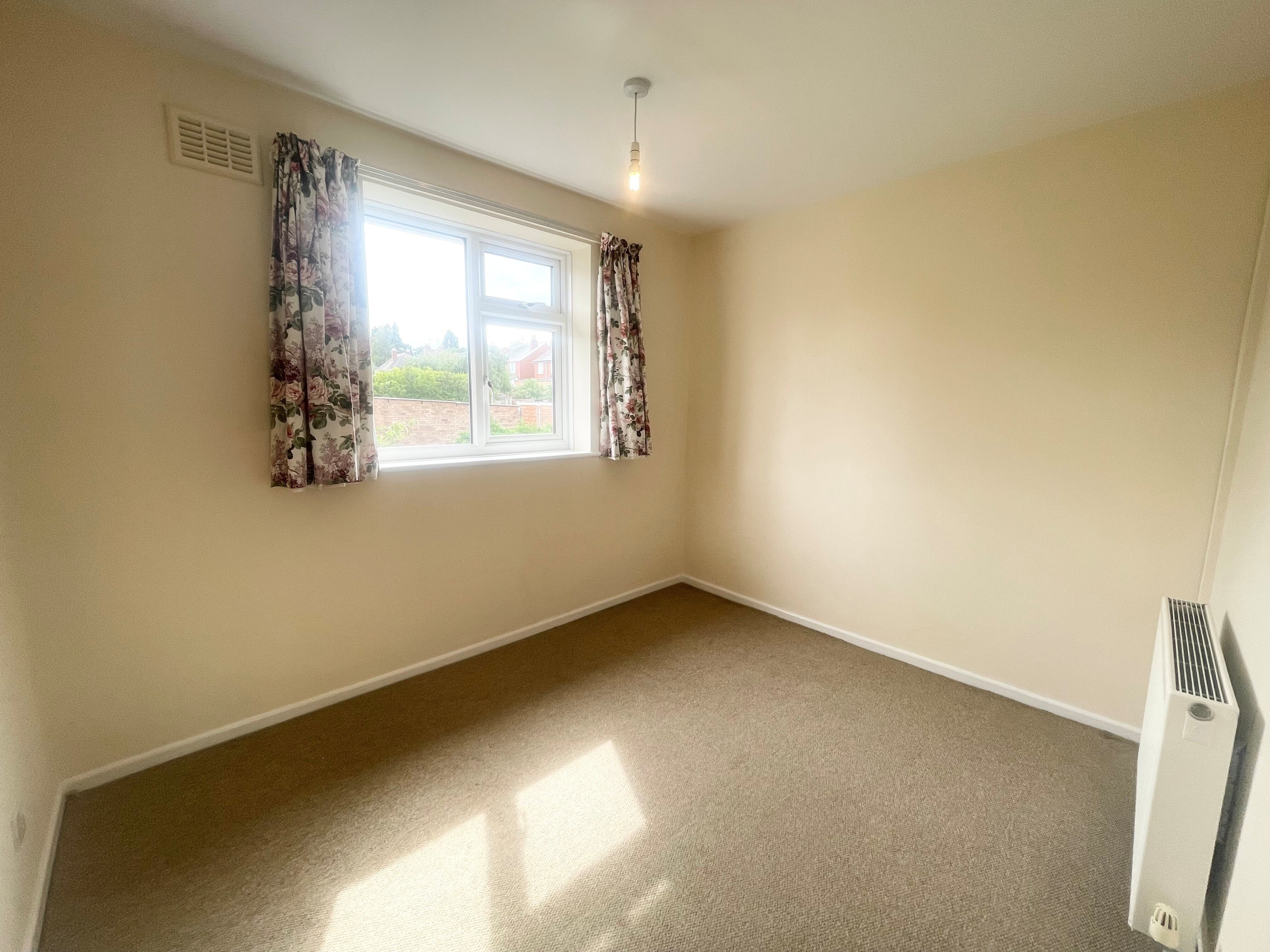 Flat Llewellyn Road in Royal Leamington Spa