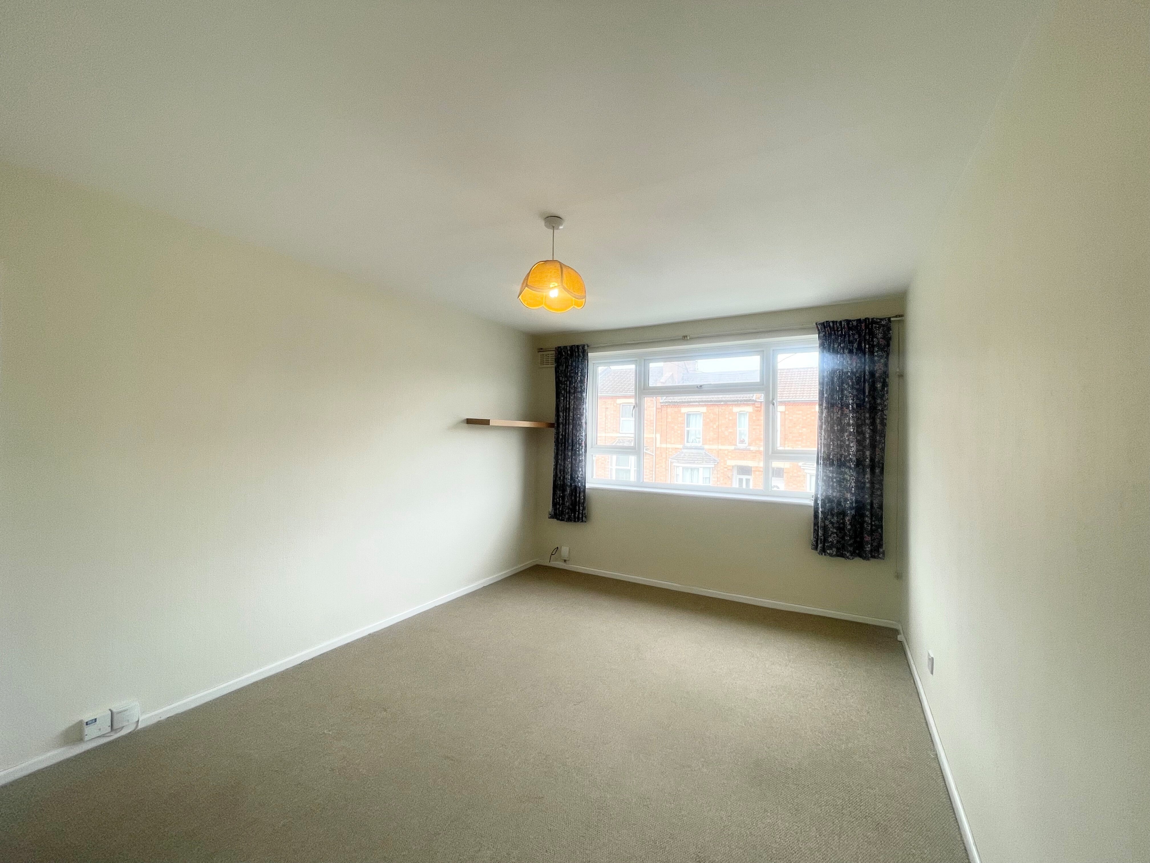 Flat Llewellyn Road in Royal Leamington Spa