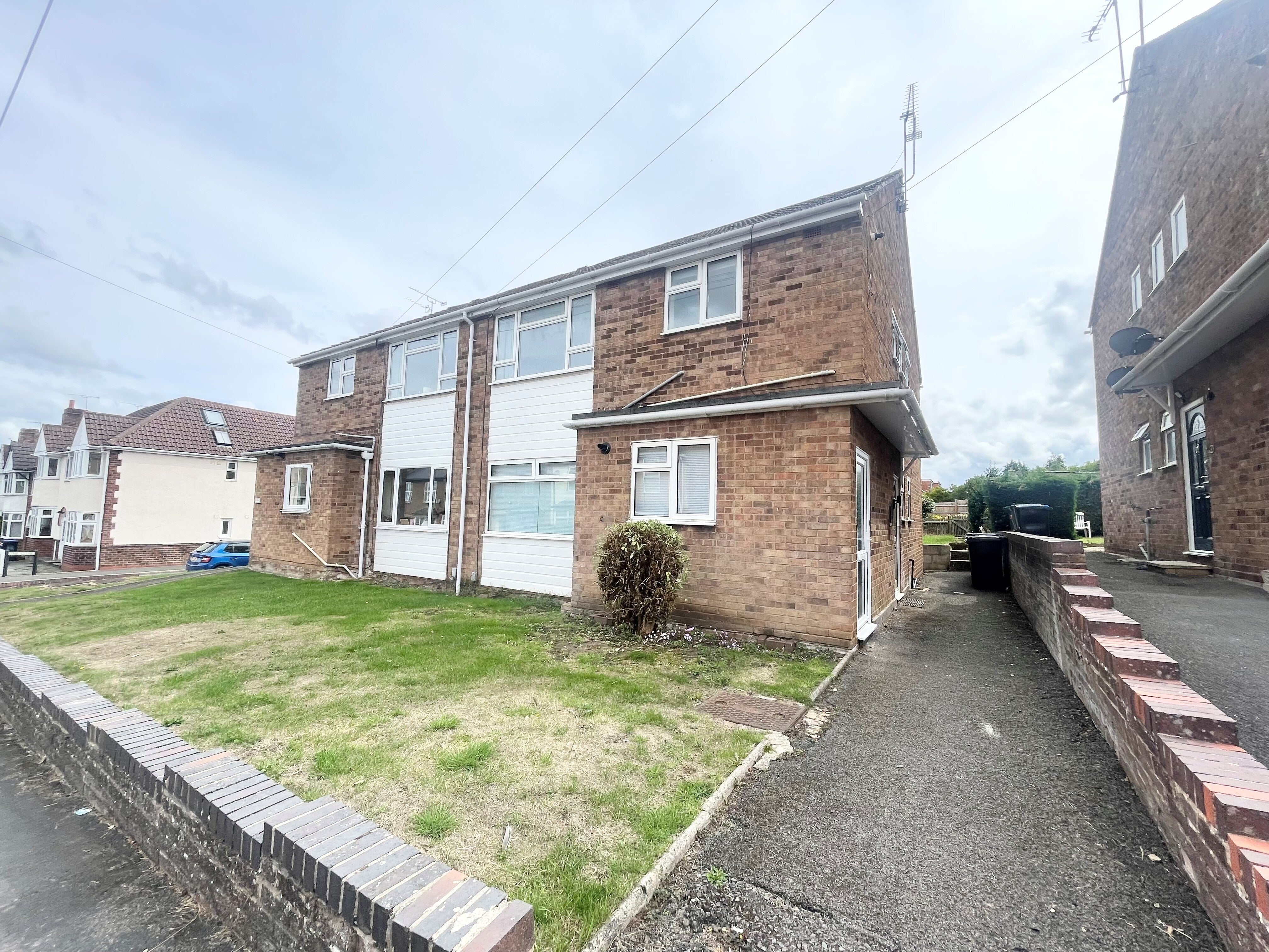 Flat Llewellyn Road in Royal Leamington Spa