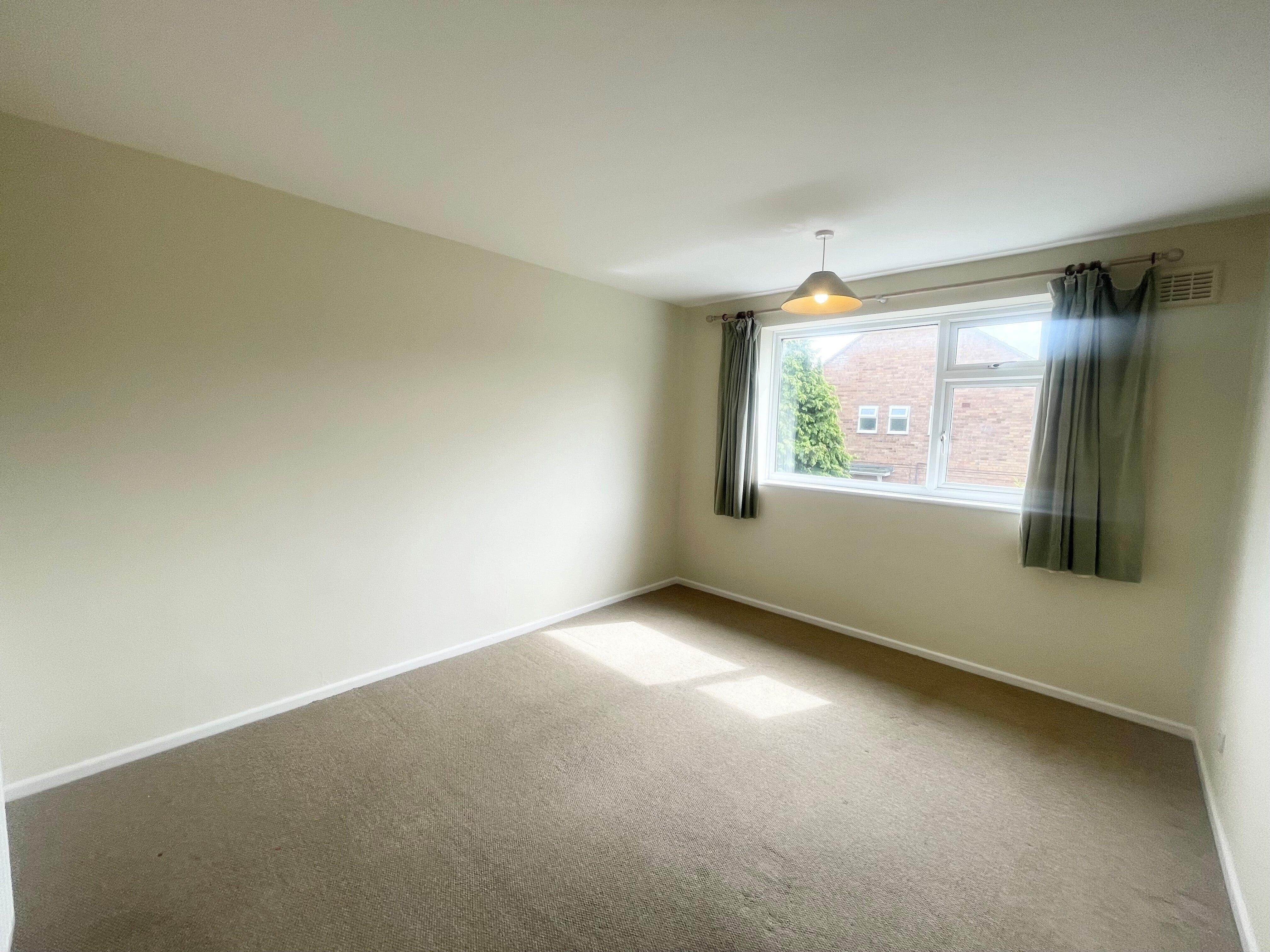 Flat Llewellyn Road in Royal Leamington Spa
