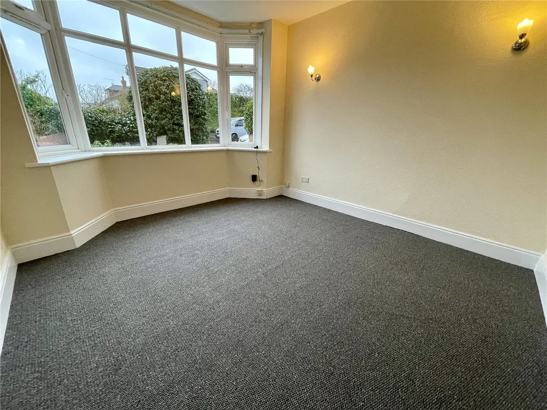 Flat Pine Vale Crescent in Bournemouth