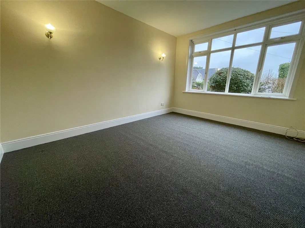 Flat Pine Vale Crescent in Bournemouth