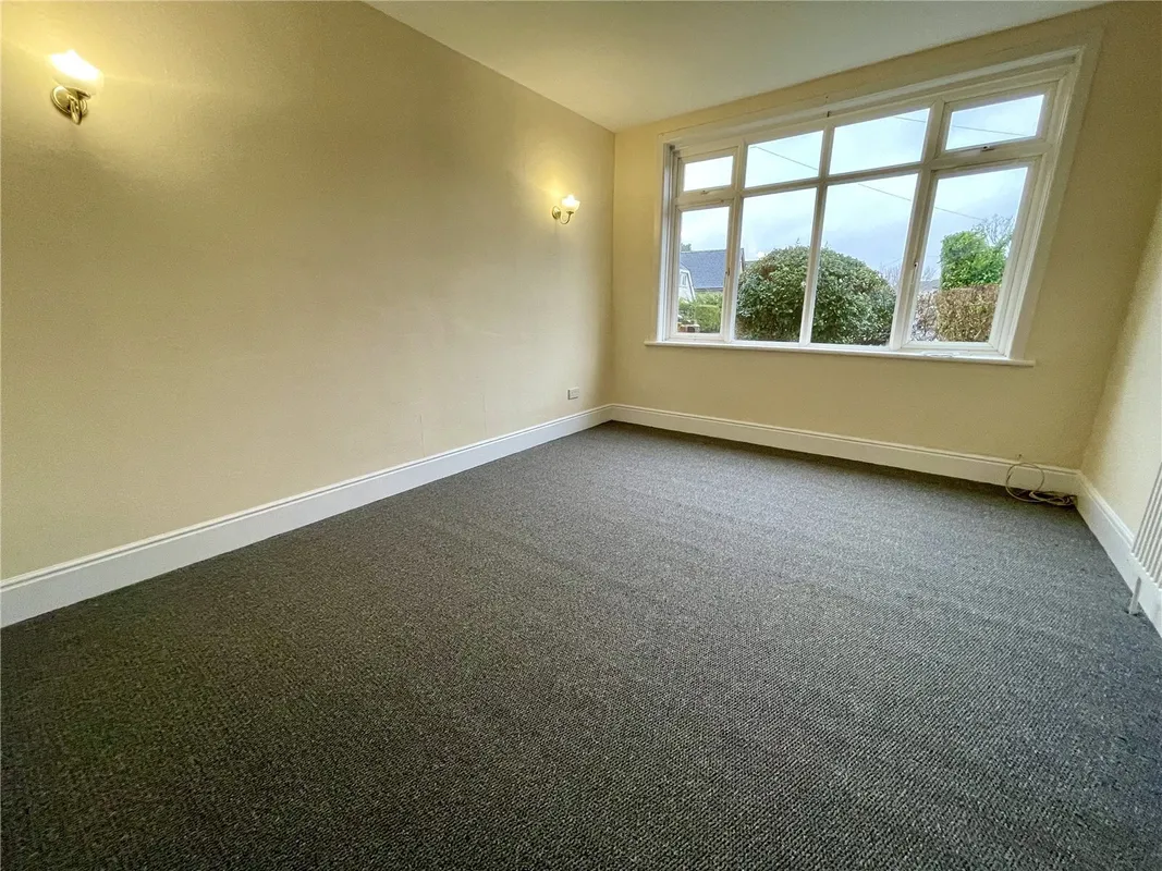 Flat Pine Vale Crescent in Bournemouth