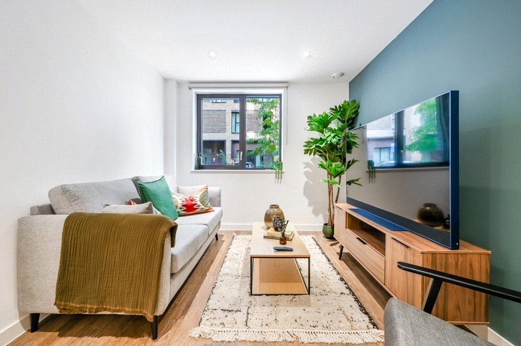 Flat Vanguard Way in Greater London