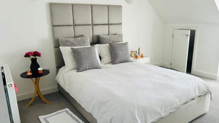 Room McReady Road in Greater London