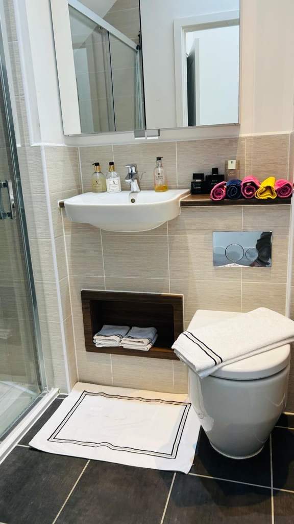 Room McReady Road in Greater London