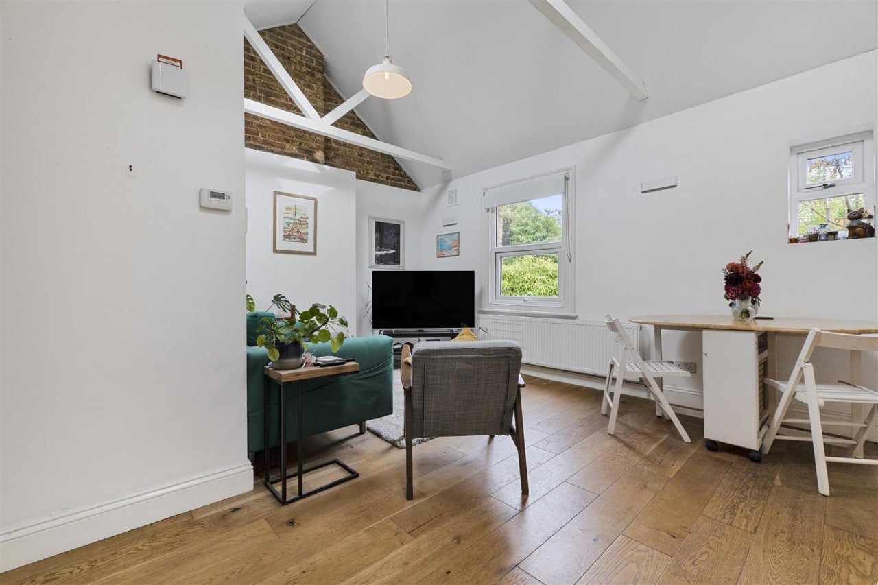 Flat Norwood Road in Greater London