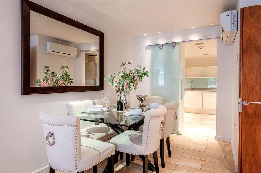 Flat Standen Avenue in Greater London