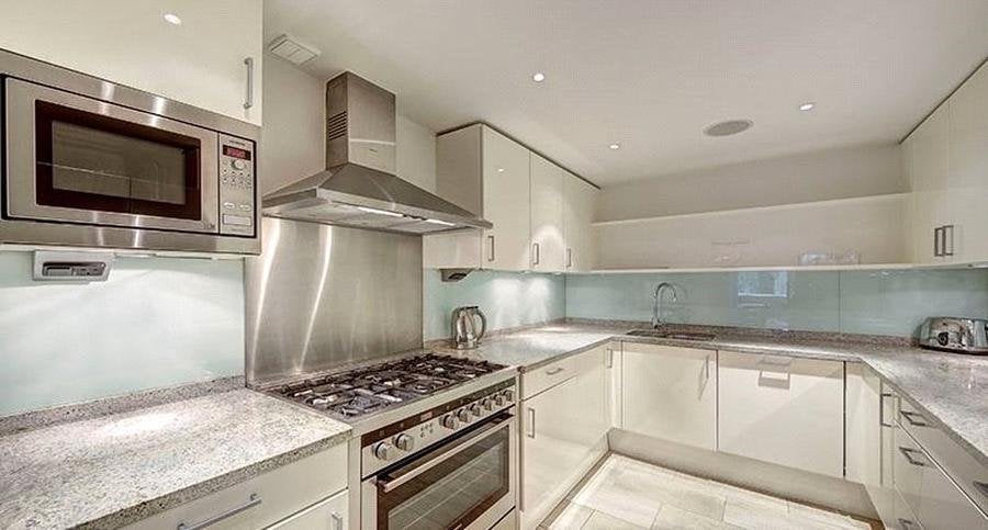 Flat Standen Avenue in Greater London