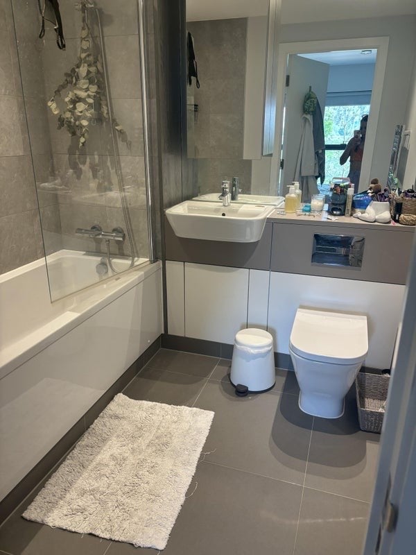 Room Wickford Way in Greater London