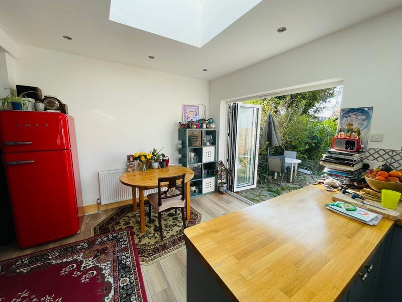 Room Sandbourne Avenue in Greater London