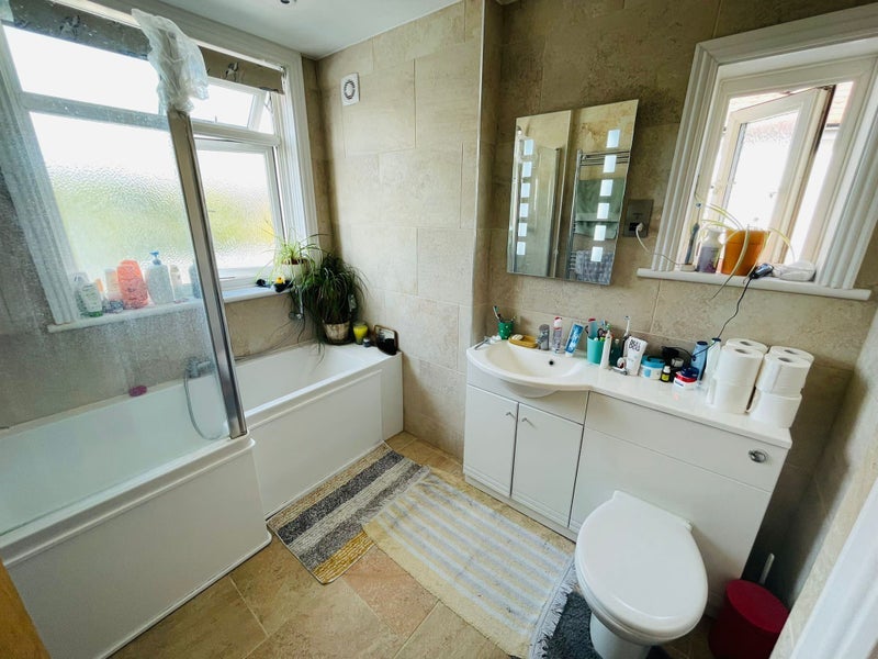 Room Sandbourne Avenue in Greater London