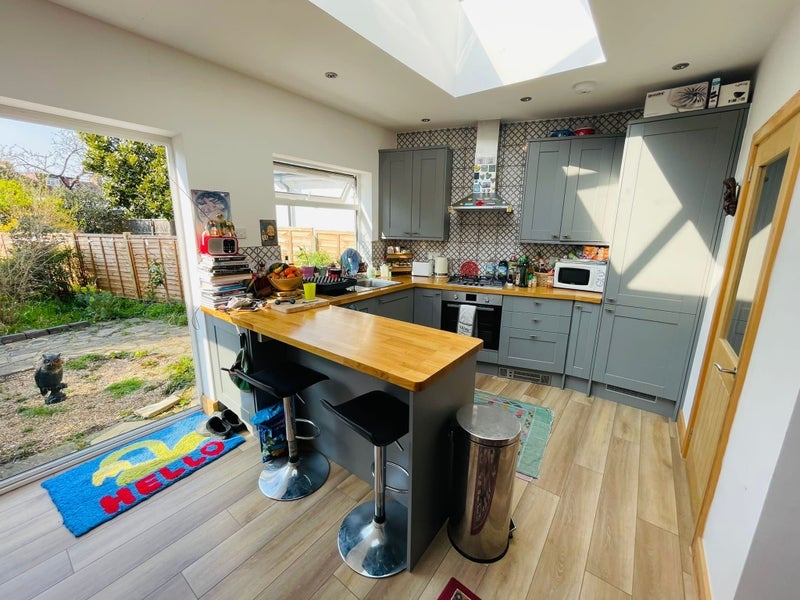 Room Sandbourne Avenue in Greater London