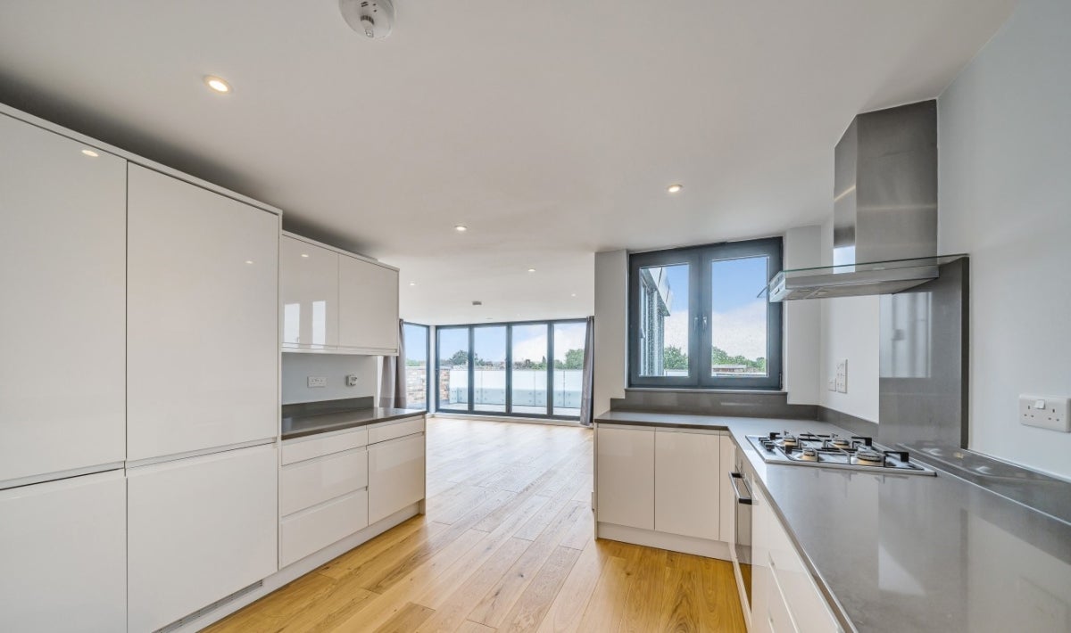 Flat Saint John's Hill in Greater London
