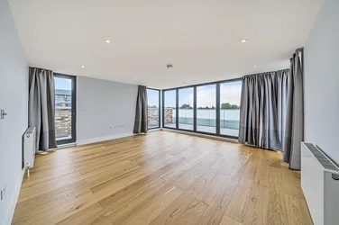 Flat Saint John's Hill in Greater London