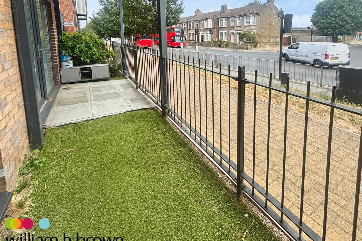Flat Oldchurch Road in Greater London