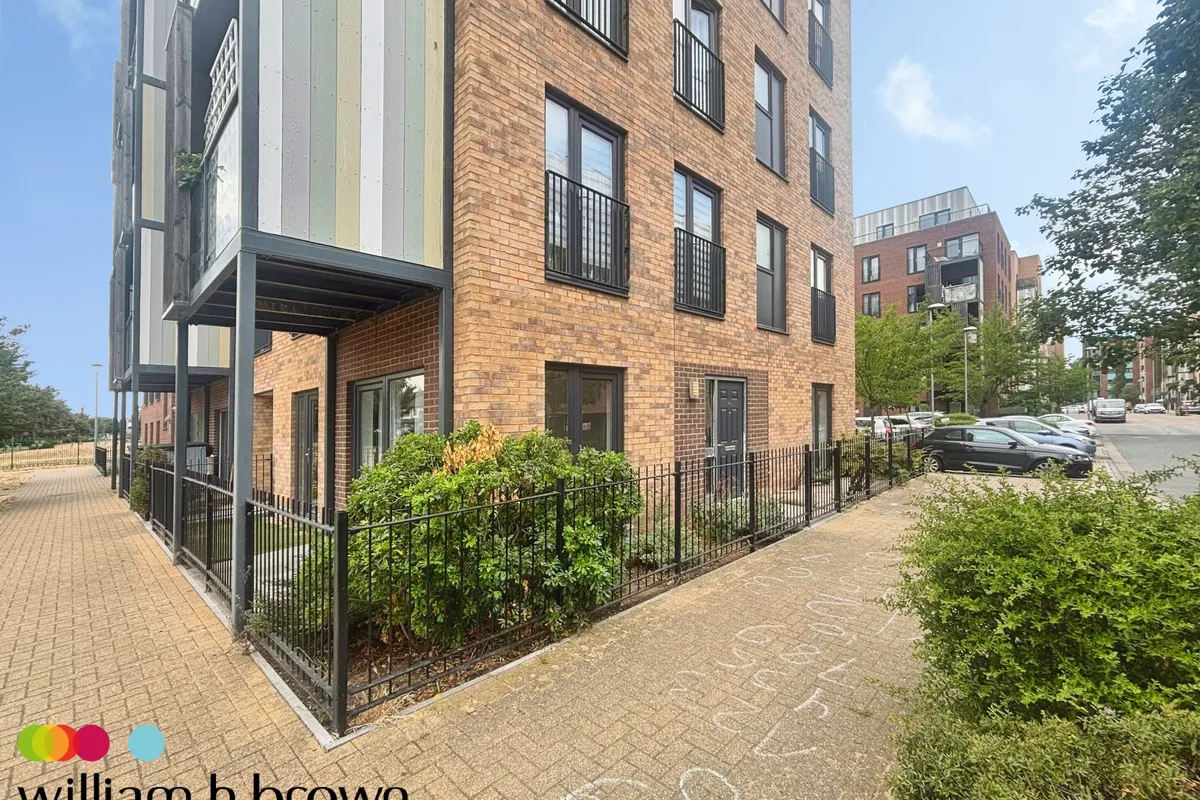 Flat Oldchurch Road in Greater London