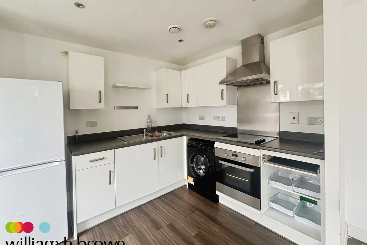 Flat Oldchurch Road in Greater London