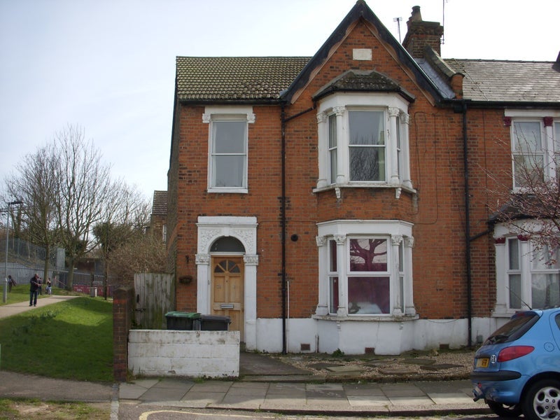 Flat Roslyn Road in Greater London