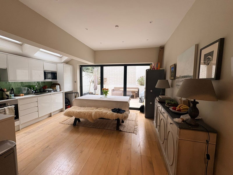 Room Hazlebury Road in Greater London