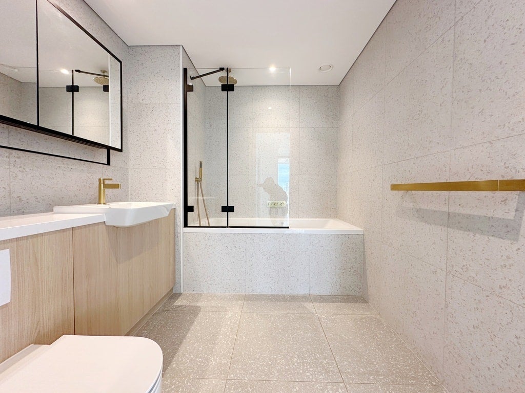 Flat Cavell Street in Greater London