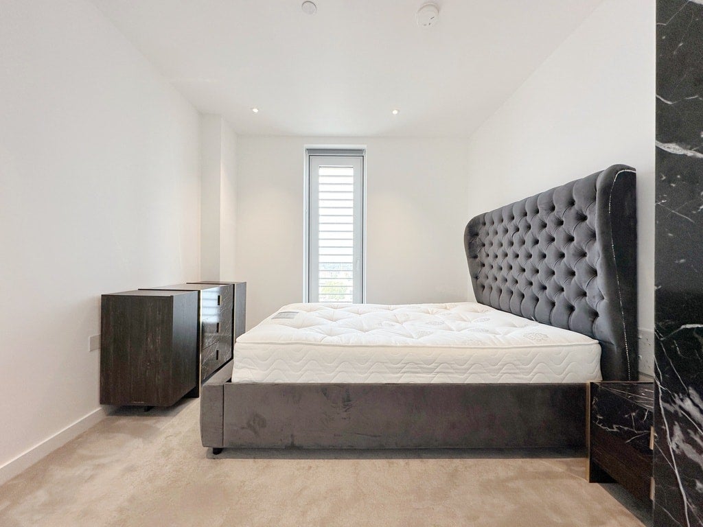 Flat Cavell Street in Greater London