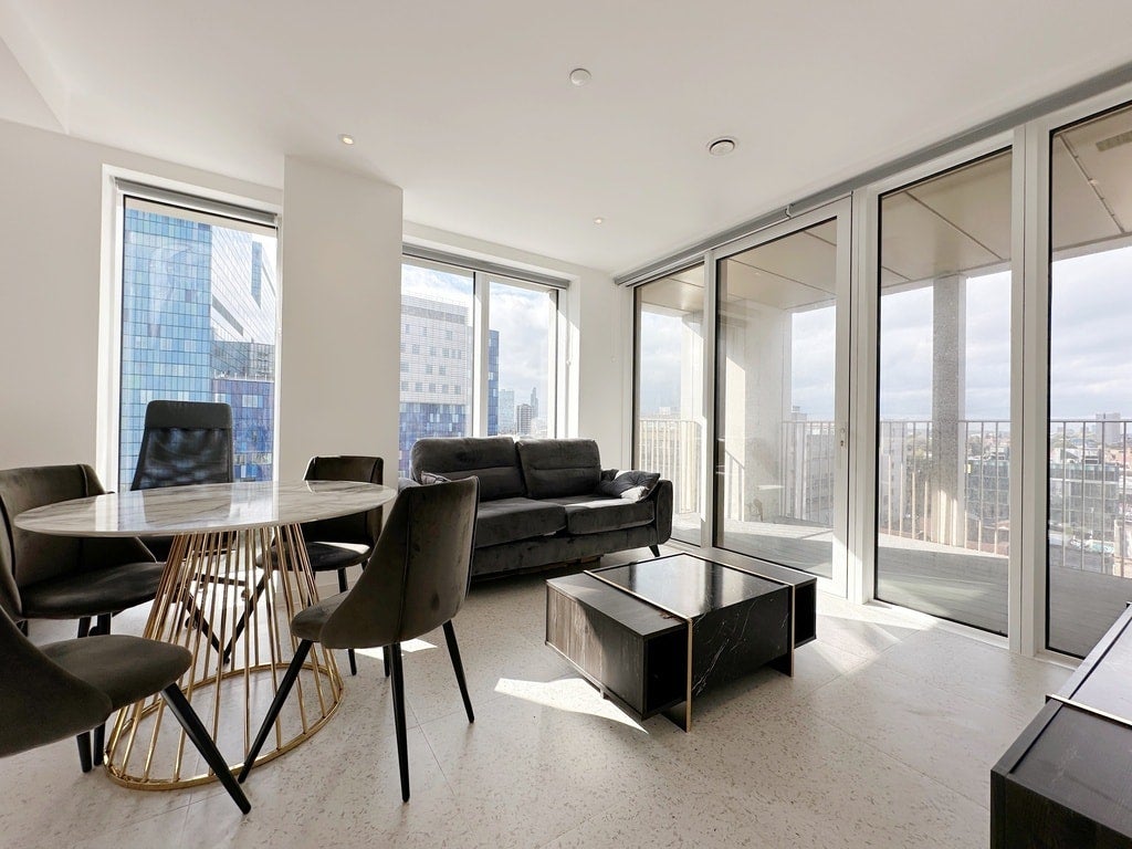 Flat Cavell Street in Greater London