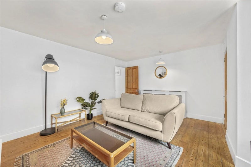 Flat Derwent Grove in Greater London