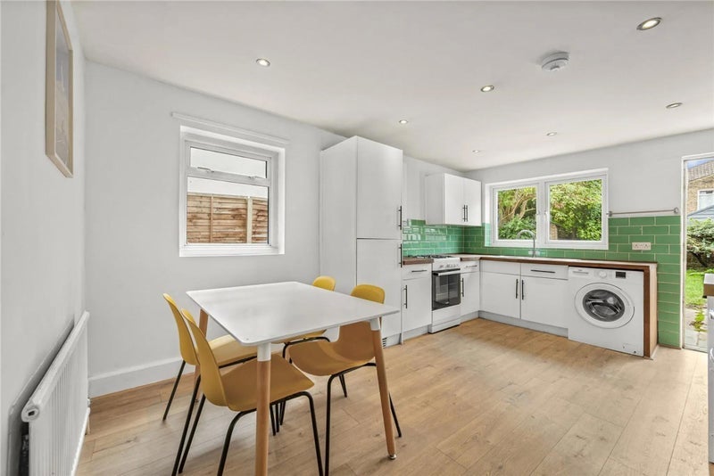 Flat Derwent Grove in Greater London