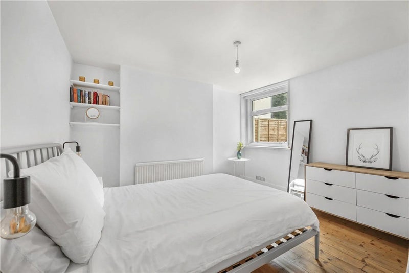 Flat Derwent Grove in Greater London