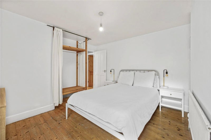 Flat Derwent Grove in Greater London