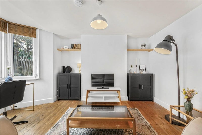Flat Derwent Grove in Greater London