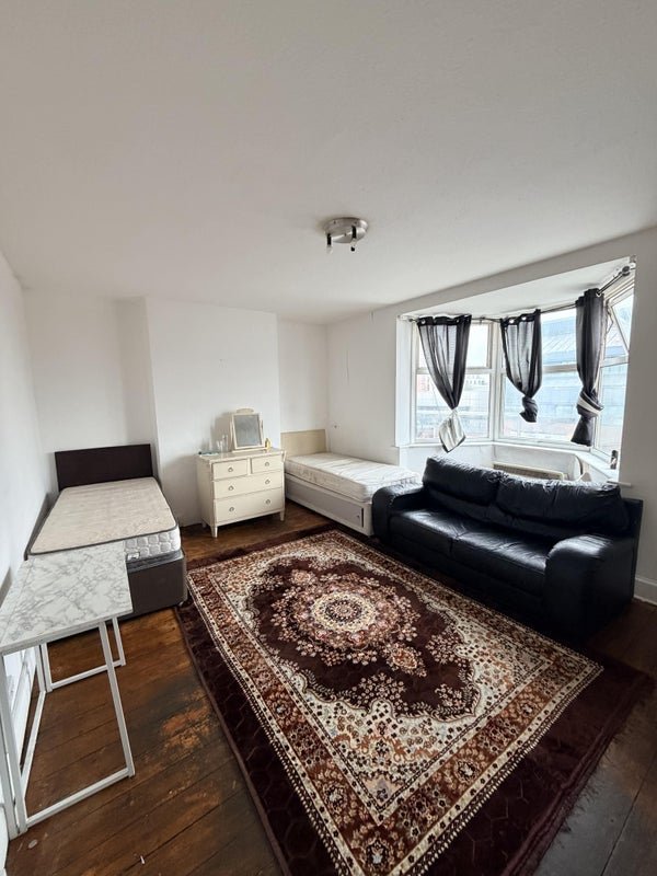 Room Bridge Road in Greater London