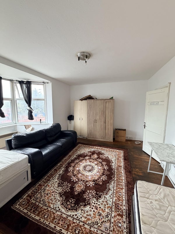 Room Bridge Road in Greater London