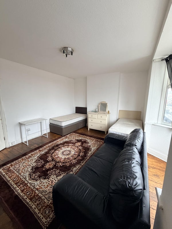 Room Bridge Road in Greater London