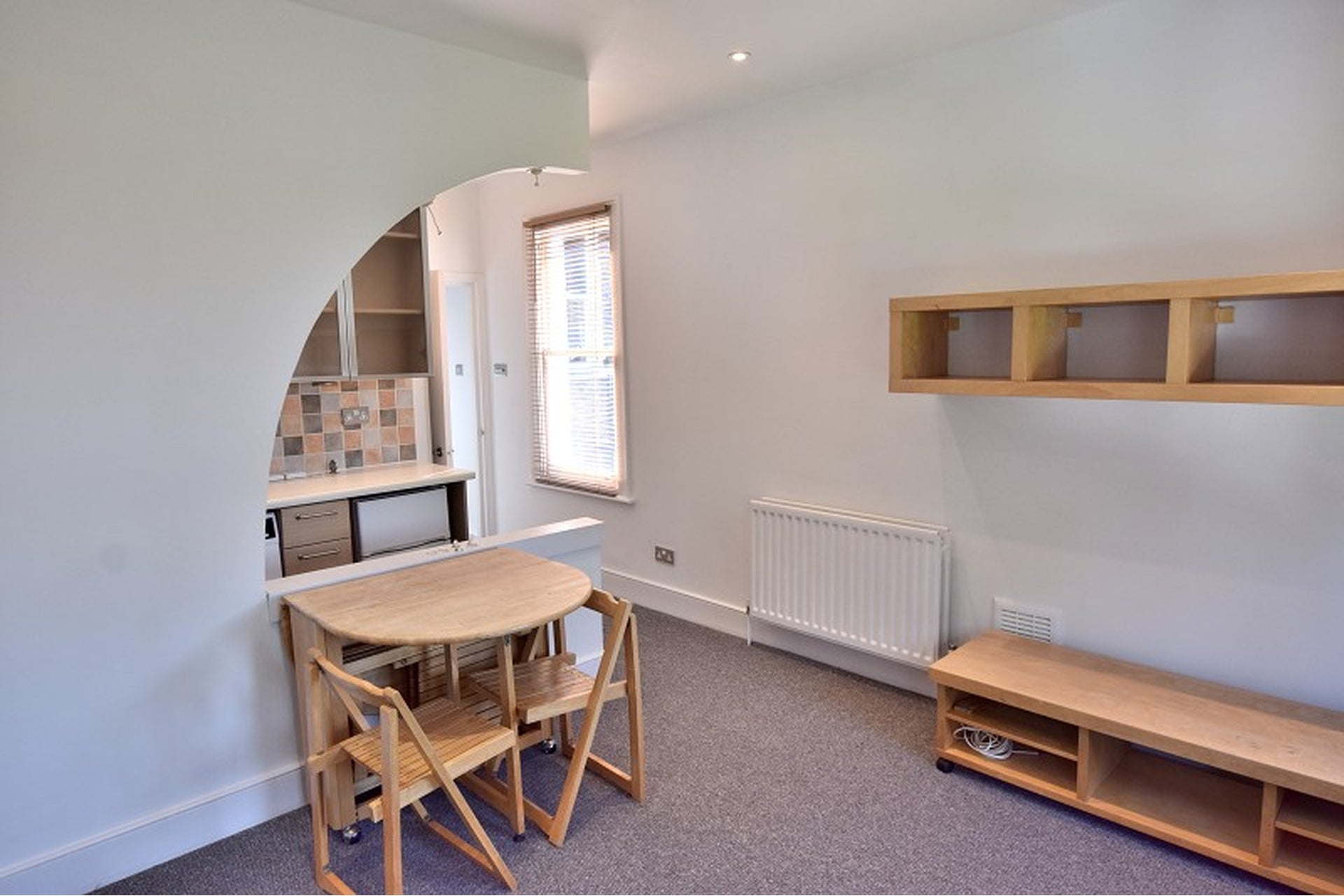 Flat Elvendon Road in Greater London