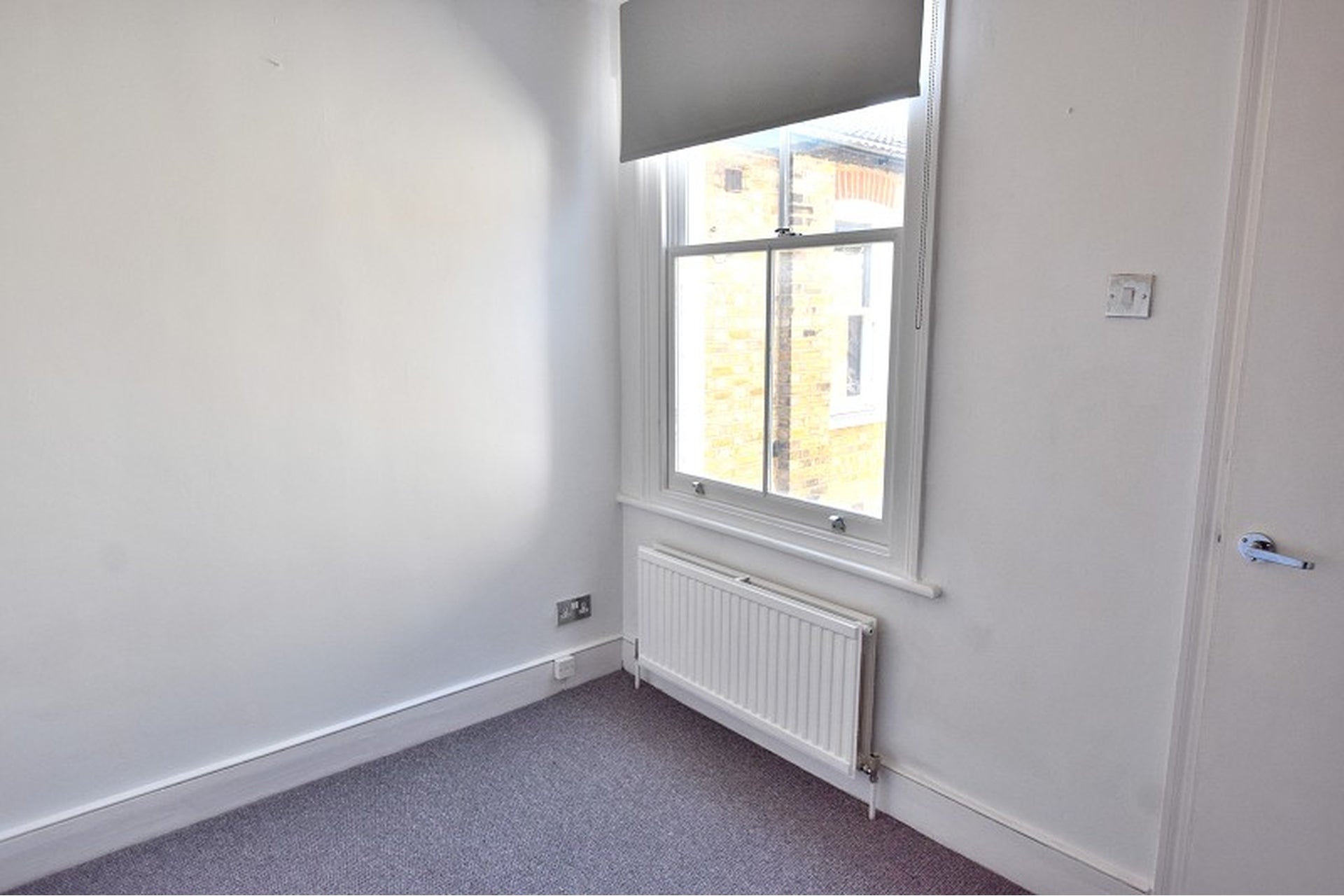Flat Elvendon Road in Greater London